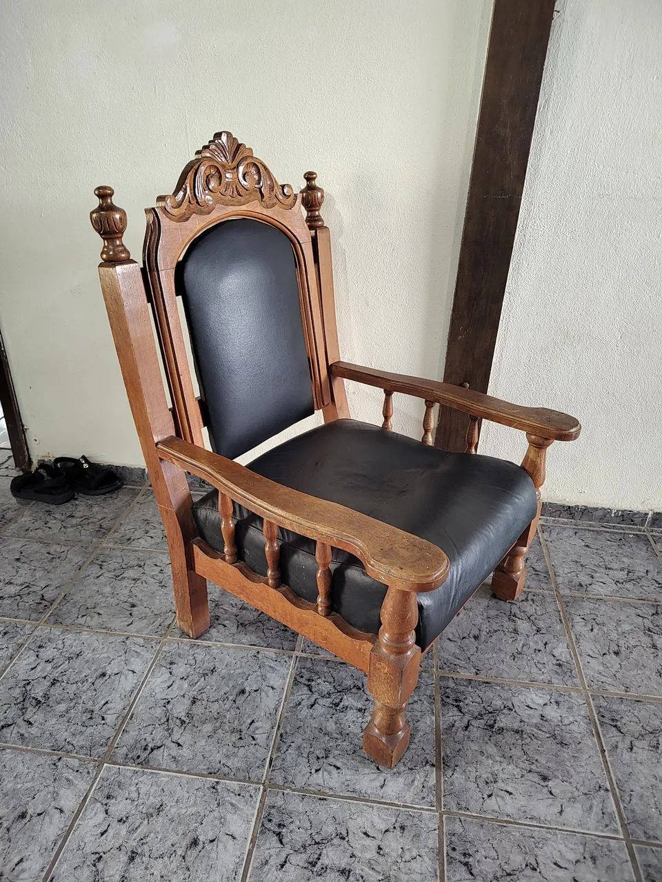 Poltrona antiguidade madeira maciça 