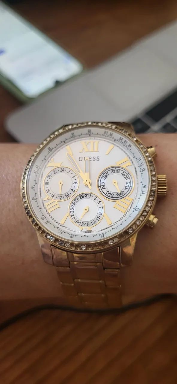 Relógio dourado feminino da marca guess com ponteiros funcionais usado em bom estado  - Foto 2