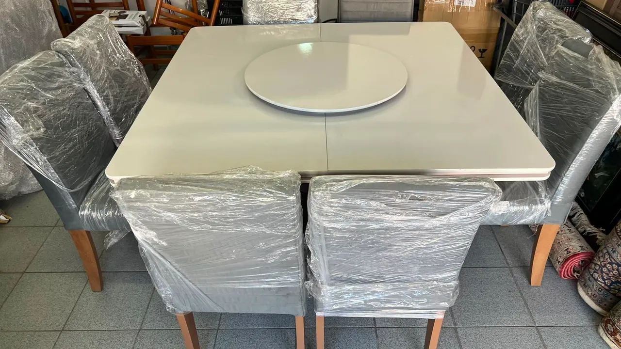 Mesa de Jantar em Madeira Quadrada com 8 Cadeiras 