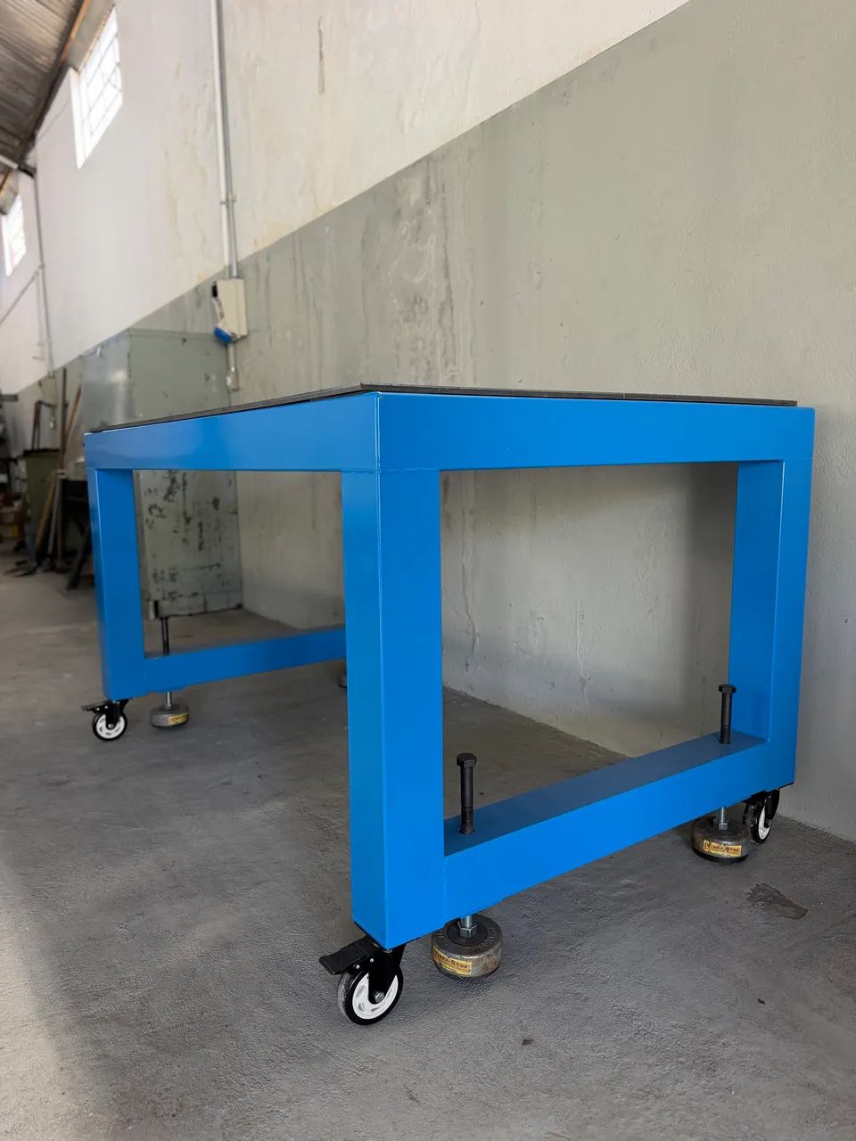Mesa para solda 1500x1000 chapa furo 19 para 2 ton com rodízio e pé estabilizador  - Foto 6