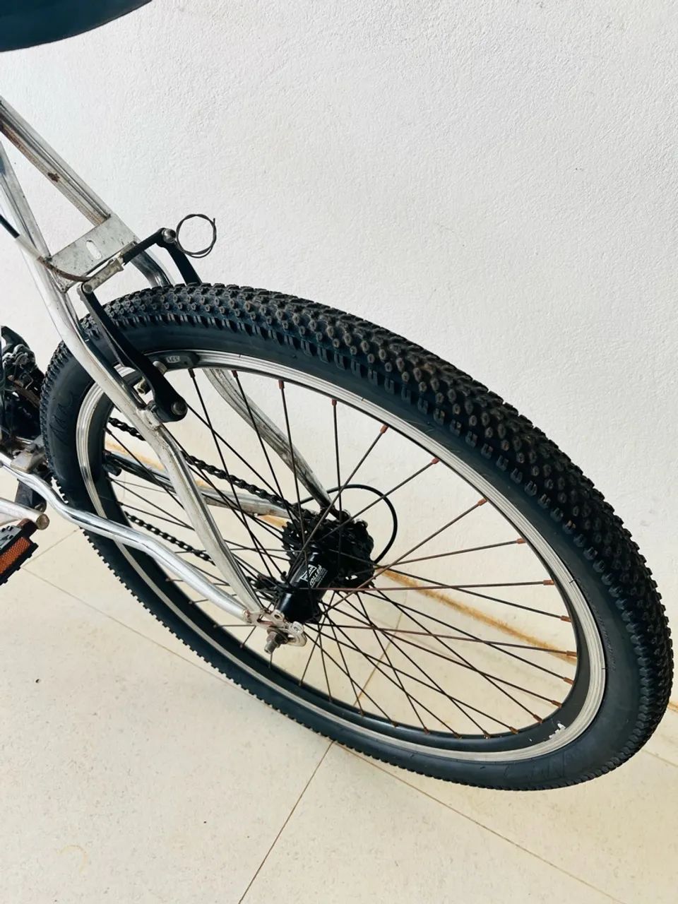 Bicicleta aro 26 cromada - Foto 4