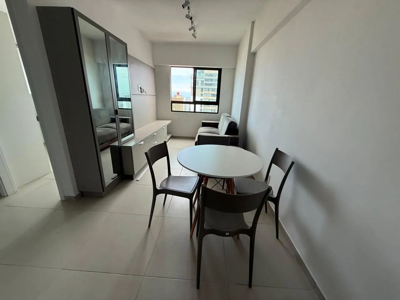 Conjunto de mesa e cadeiras