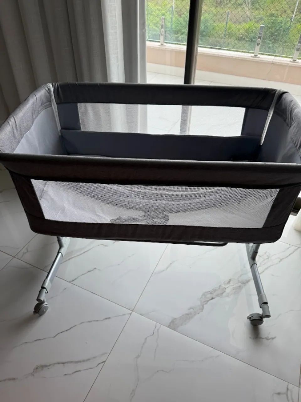 Berço portátil Kababy com função balanço e cobed