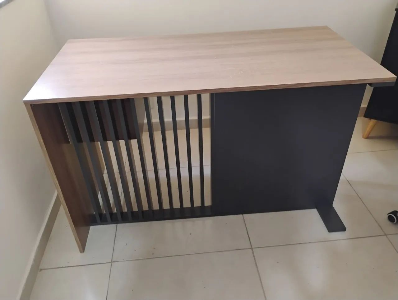 Mesa de escritório ripada 