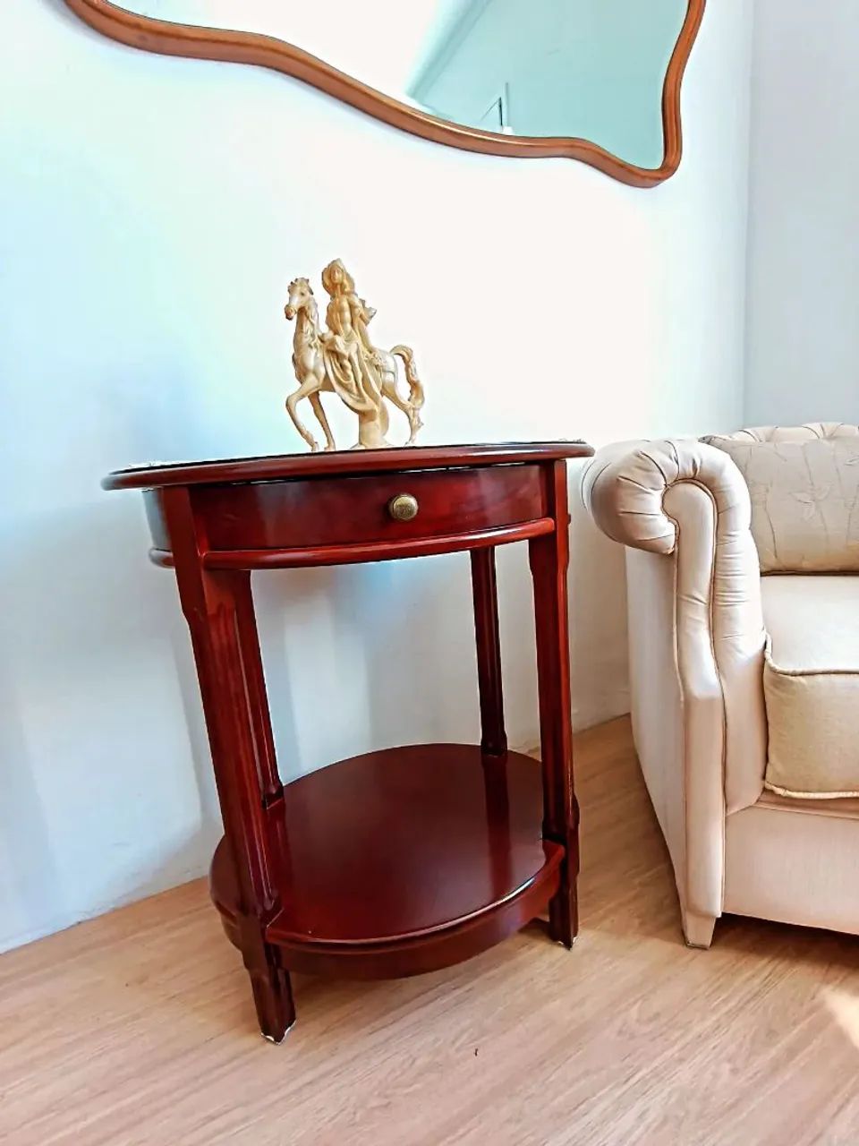 Mesa lateral oval em Estilo Clássico