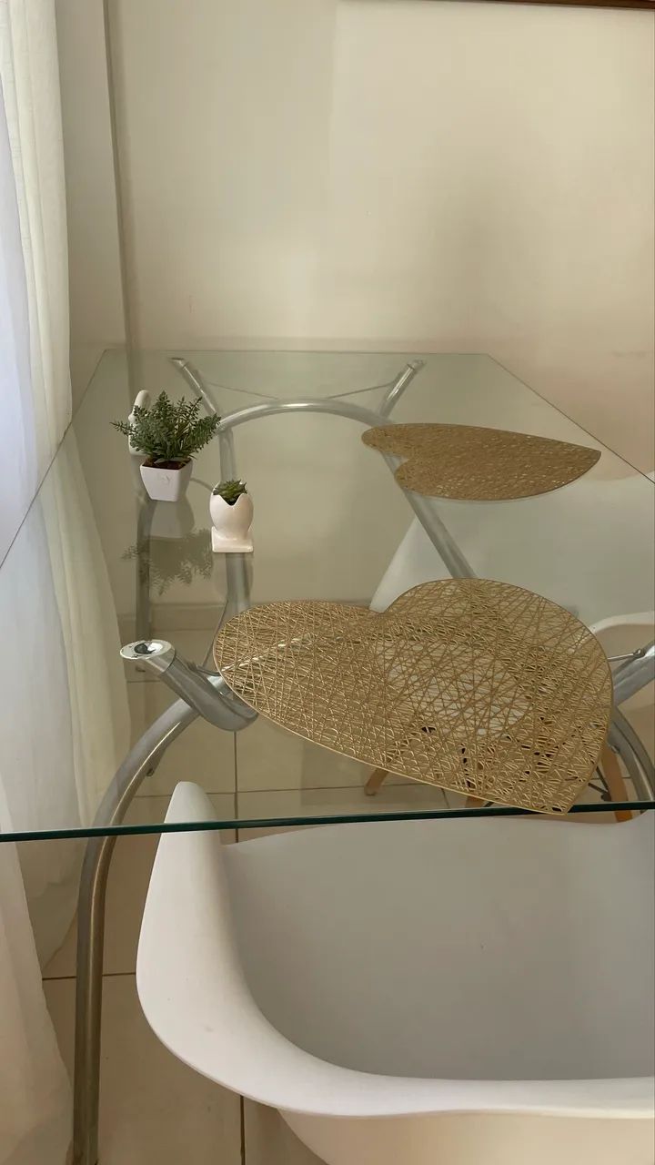 Vendo mesa de vidro semi nova 