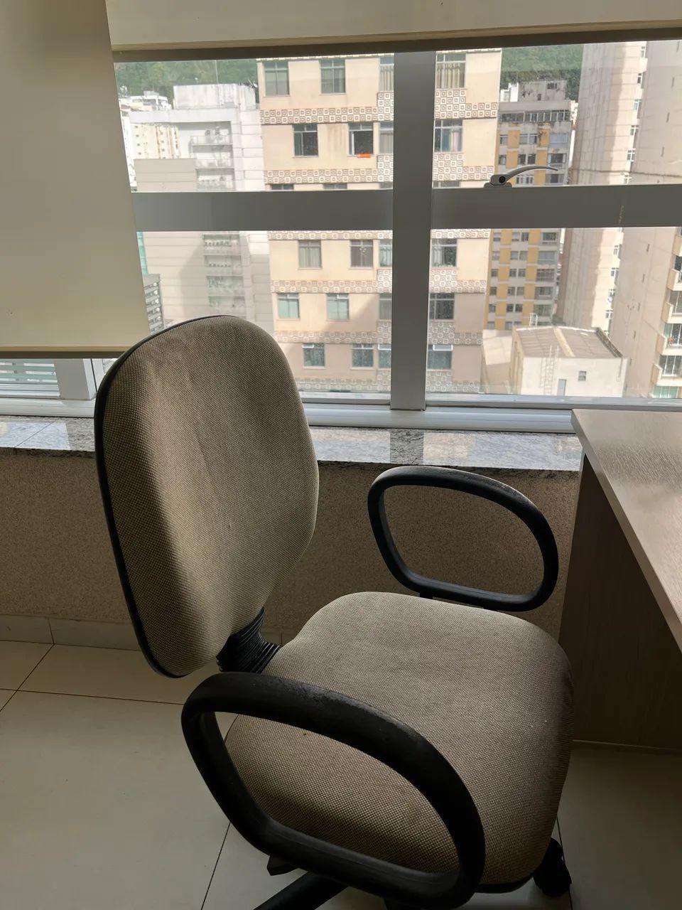 Cadeira e mesa conservadas de escritório  - Foto 2