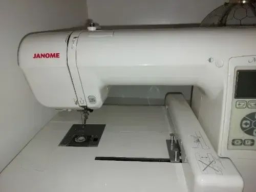 Máquina de bordar Janome MC220E65115402841859122