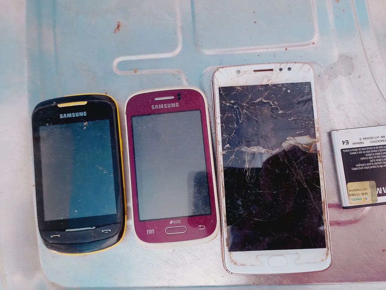 Lote sucata de celular conforme descrição 