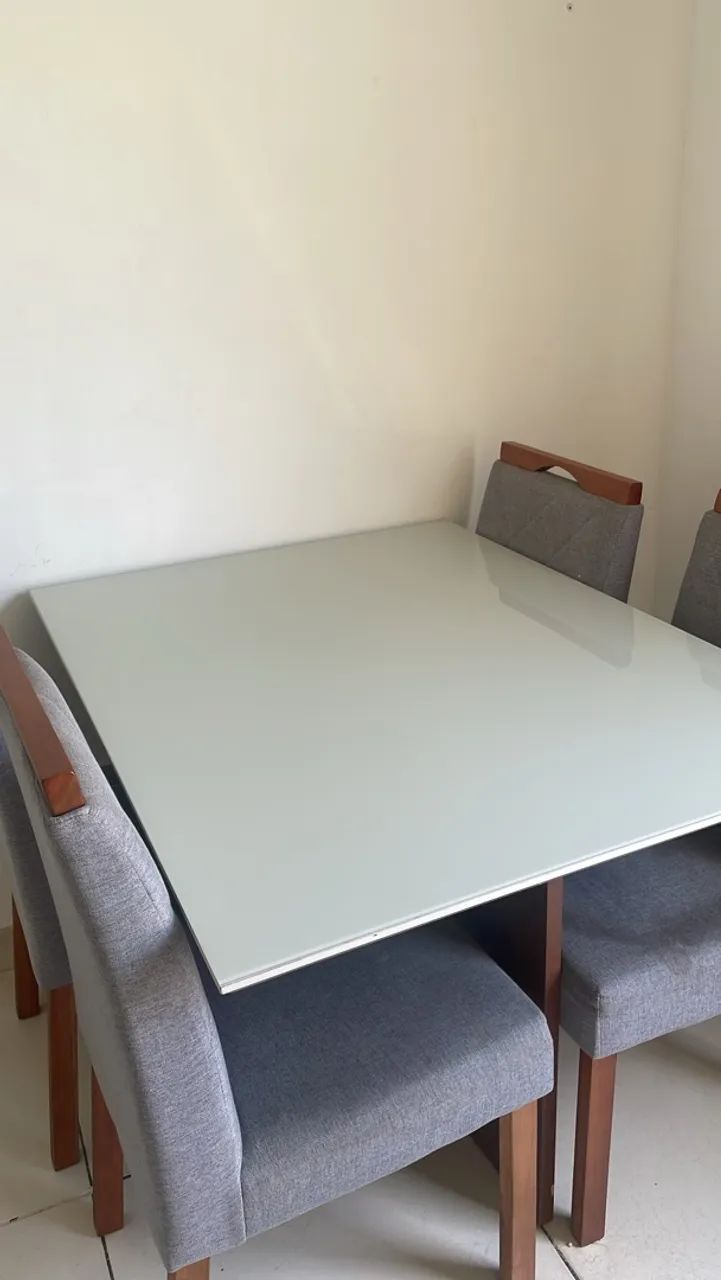 Mesa com 4 cadeiras 