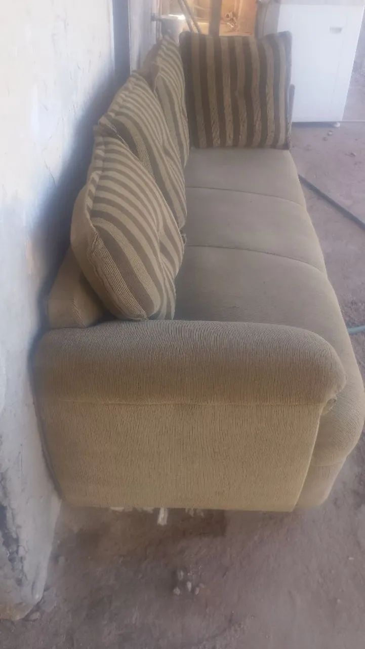 Vendo sofá de três lugares em ótimo estado de conservação, pouco usado  - Foto 3