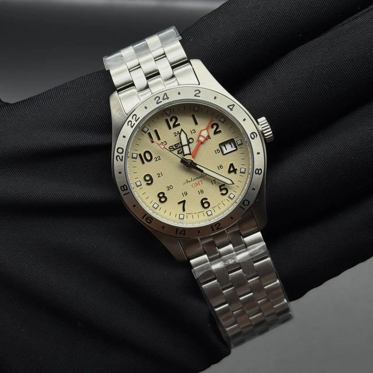 Seiko 5 Sport Field GMT  - Foto 4