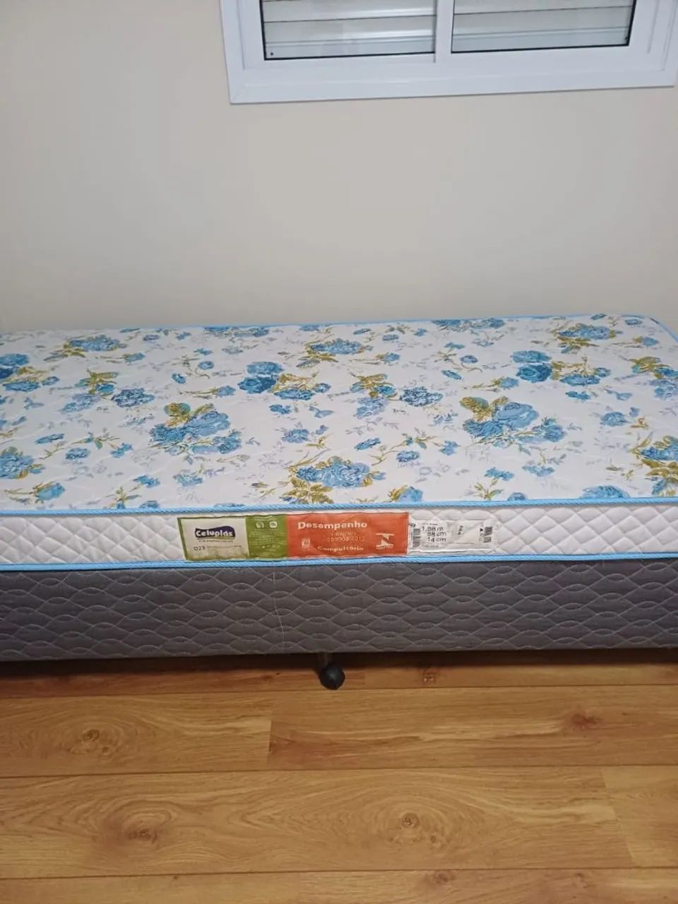 Cama Box solteiro + Colchão para até  60 kg,Excelente estado