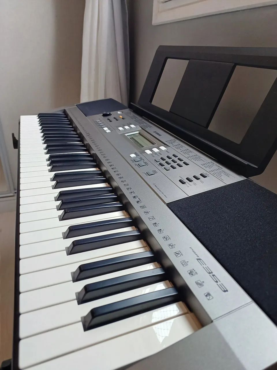 Teclado Yamaha PSR e353 completo 