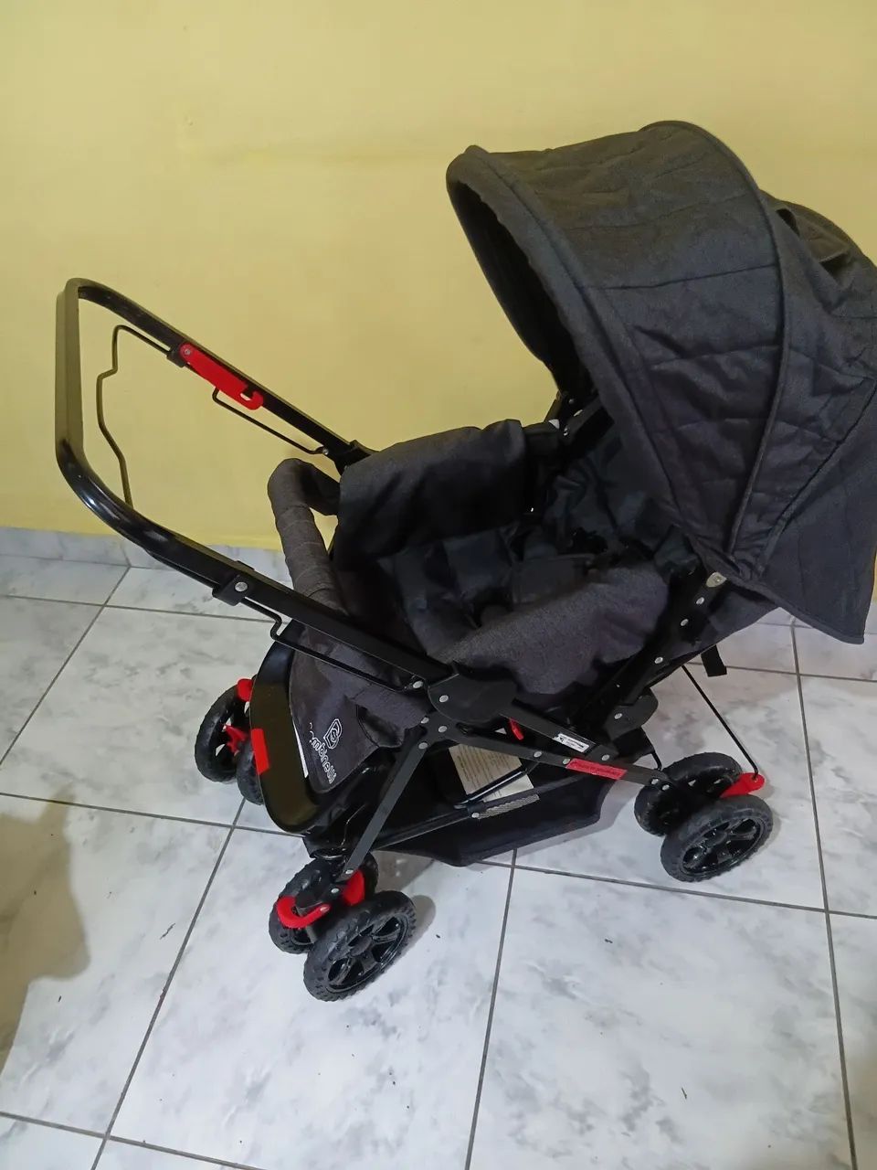 Carrinho de bebe alça reversível otimo estado 