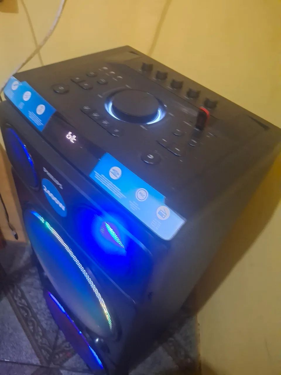 Caixa de som Philips semi nova pega muito alta