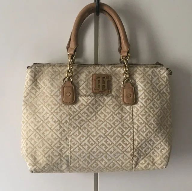 BOLSA TOMMY HILFIGER FERRAGENS DOURADA  COURO E TECIDO