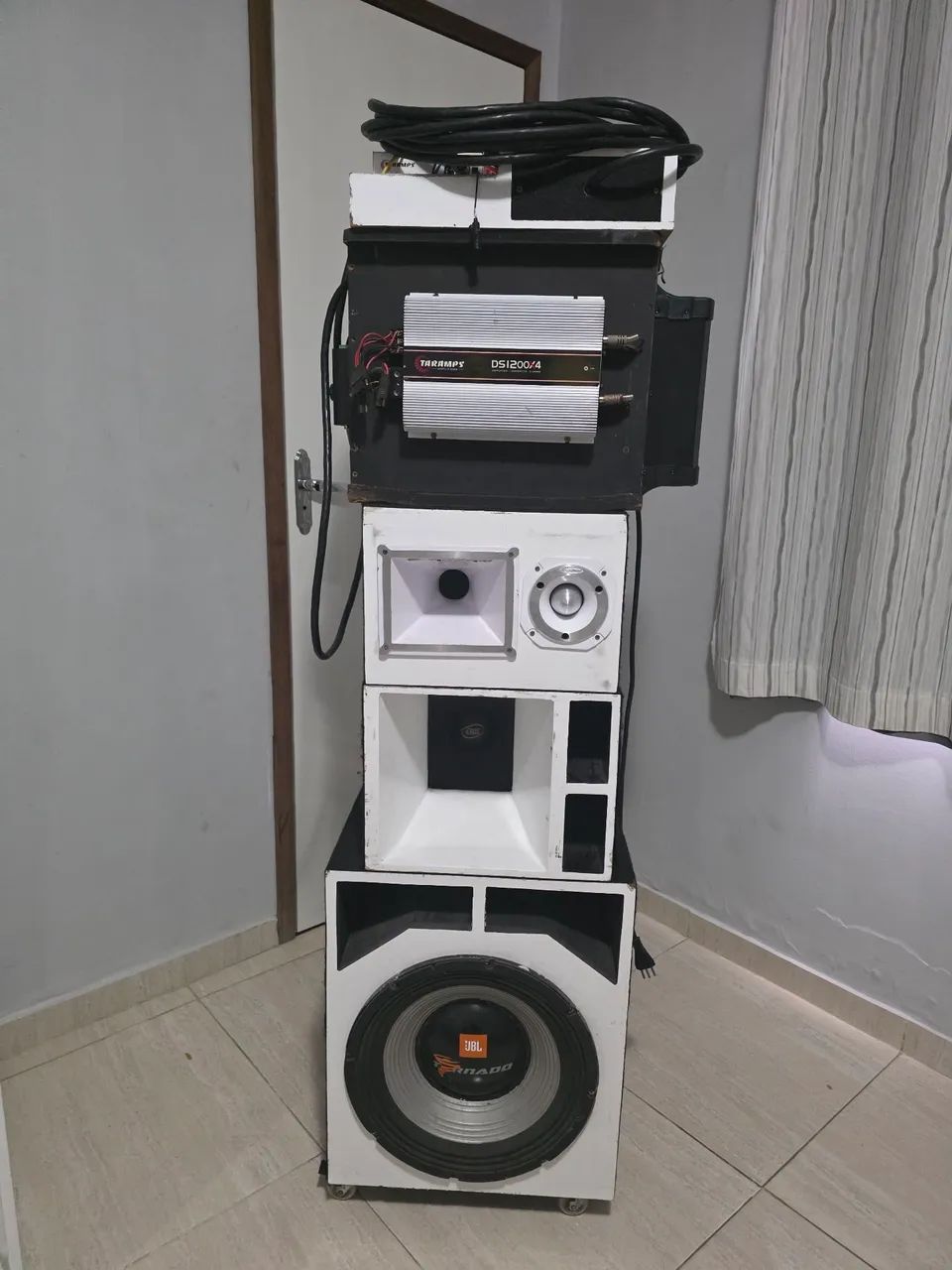 Som triwei com mesa de efeito 
