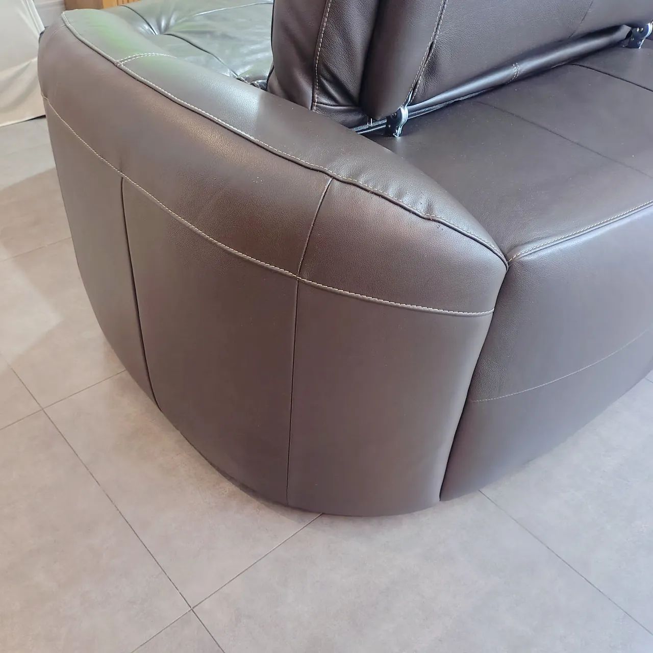 SOFÁ RETRÁTIL E RECLINÁVEL 100% COURO. - Foto 4