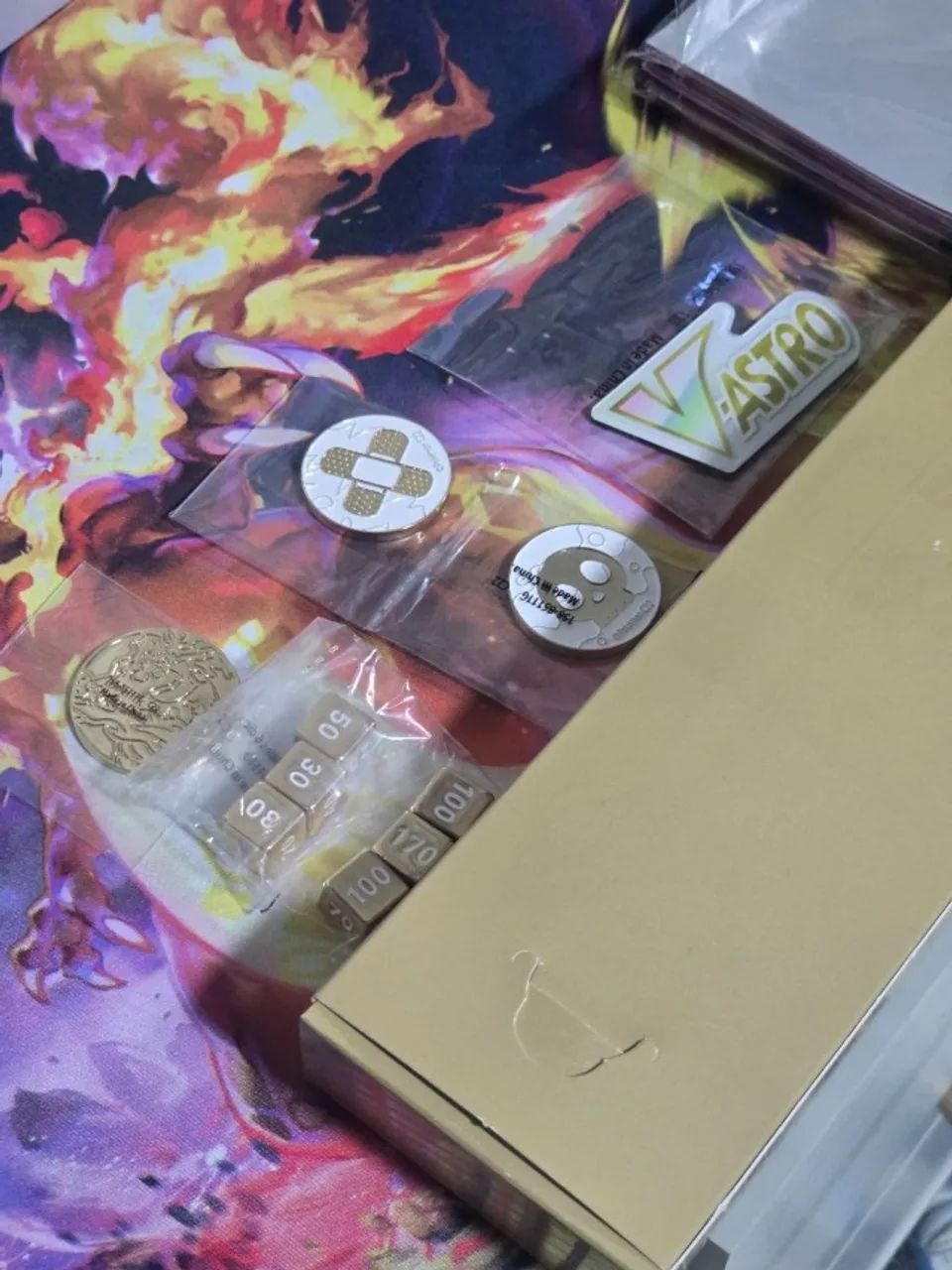 Caixa e acessórios Box Ultra Premium - Espada e Escudo - Charizard Gigantamax - Foto 3