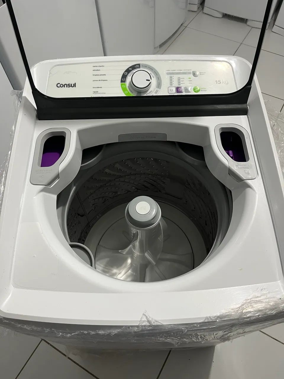 Máquina de lavar estado de zero ainda no plástico 