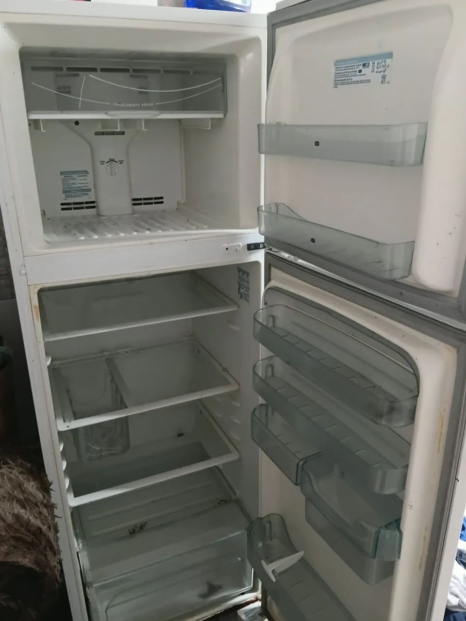 VENDO GELADEIRA E SOFA 