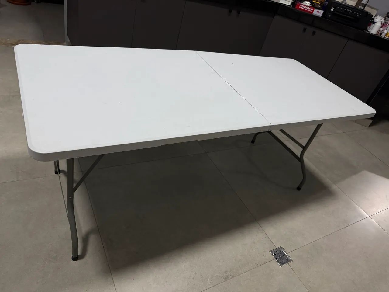 Mesa plástica 1,80x0,75 dobrável  - Foto 2