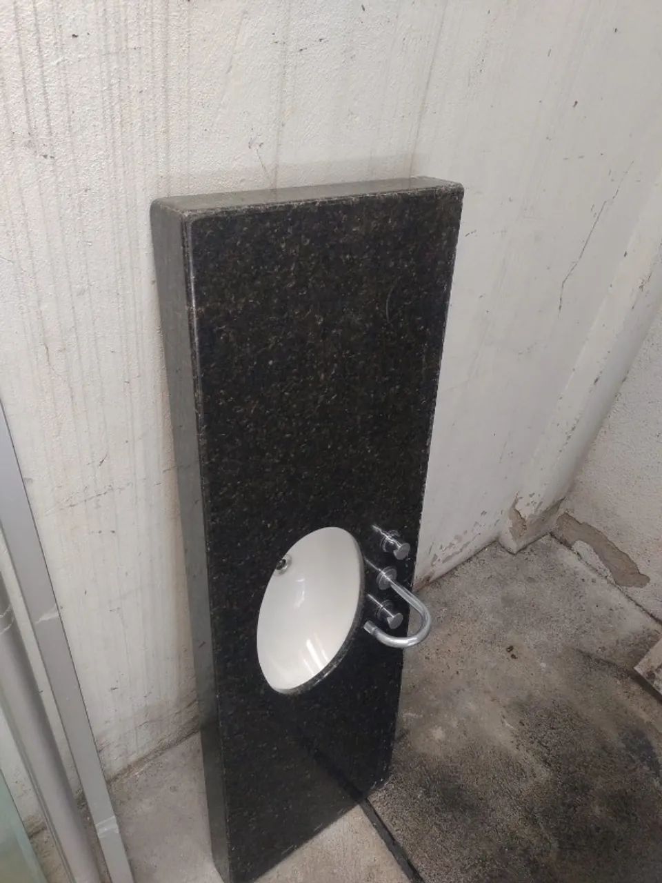 Bancada de granito verde ubatuba com cuba de embutir oval. - Foto 2