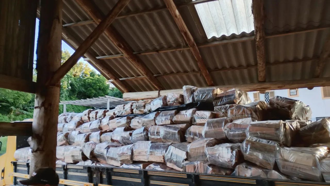 Vendo lenha ensacada 45x80 eucalipto com cerne! Pedido mínimo 500 sacos preço de revenda ! - Foto 5