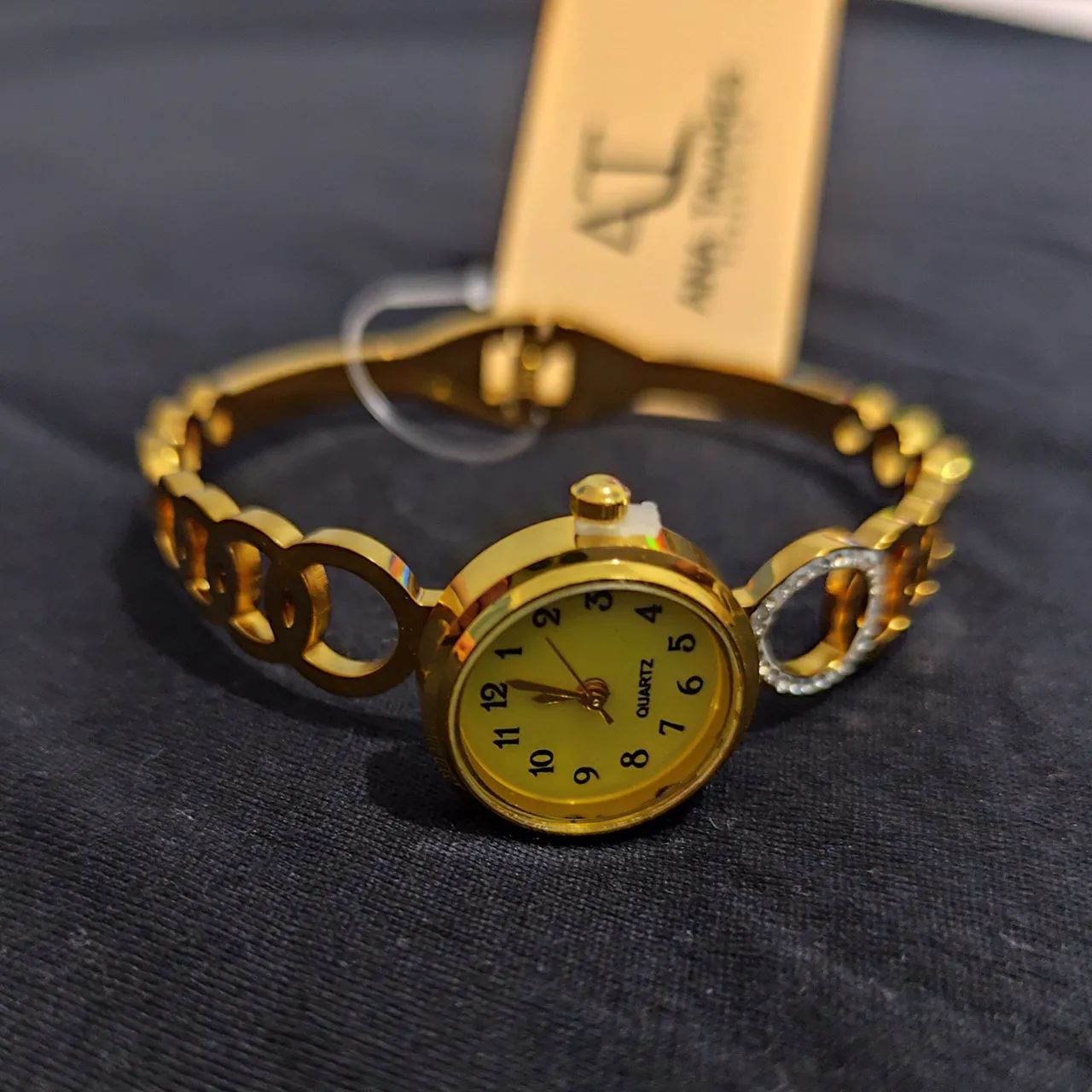Relógio com linda pulseira em aço dourado. 