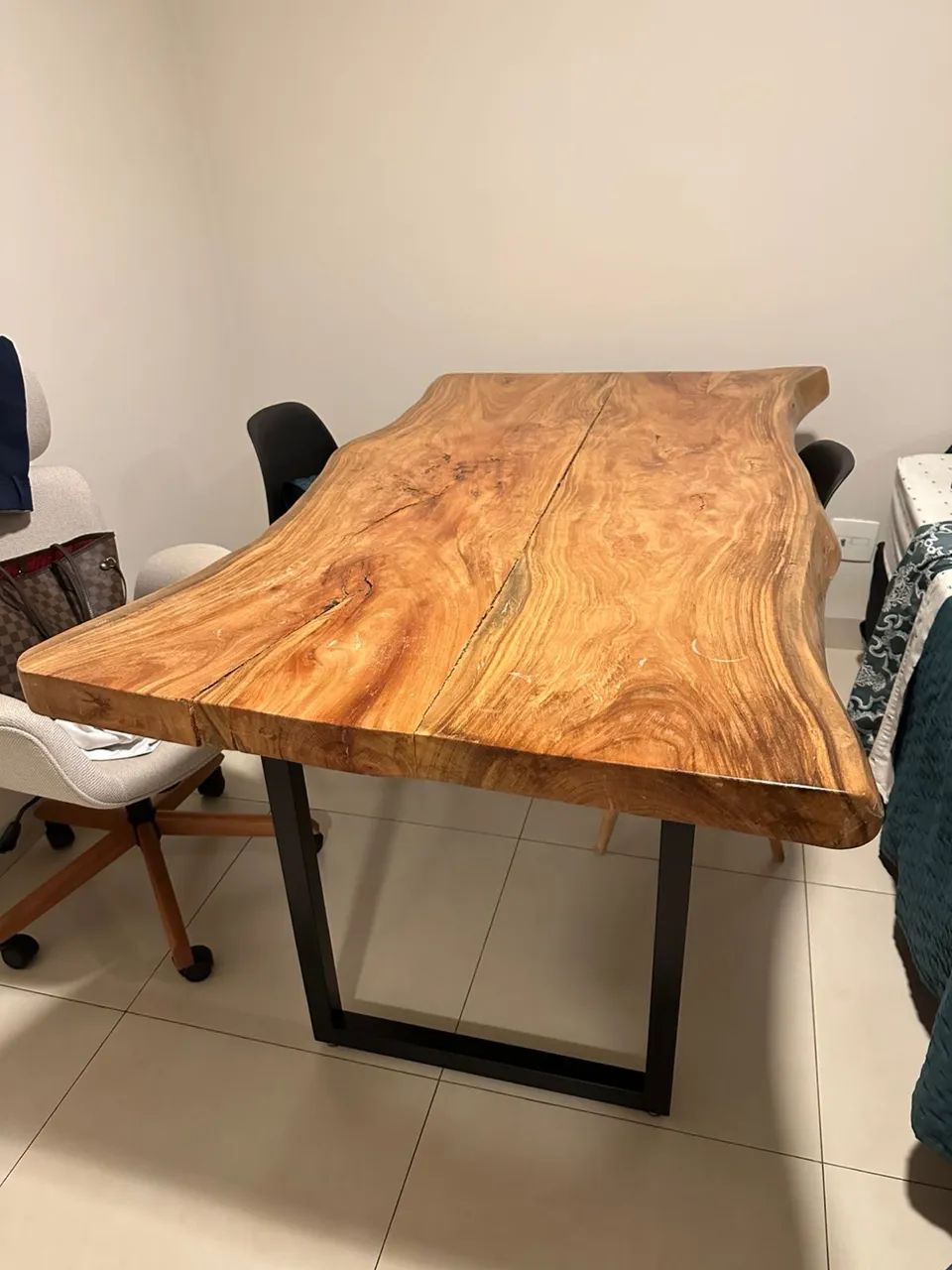 Mesa rústica de madeira 