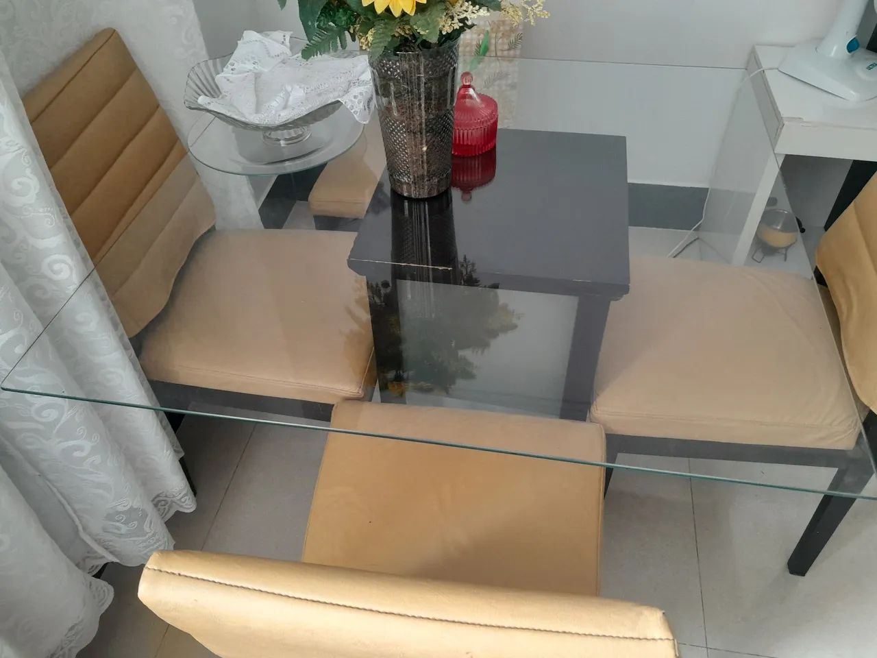 Mesa de vidro com 4 cadeiras - Foto 3