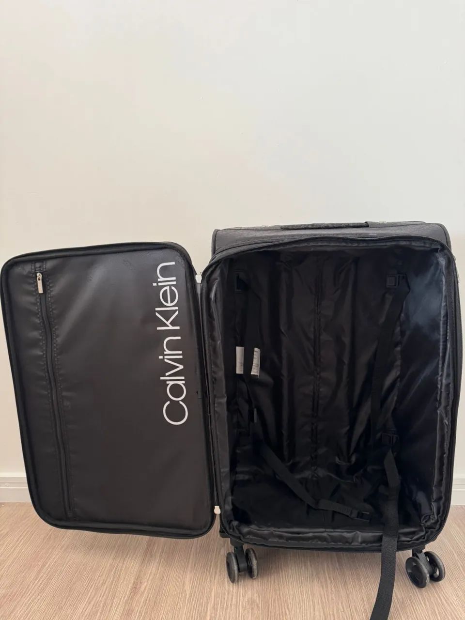 Mala Calvin Klein preto 23kg - Original EUA - Foto 4