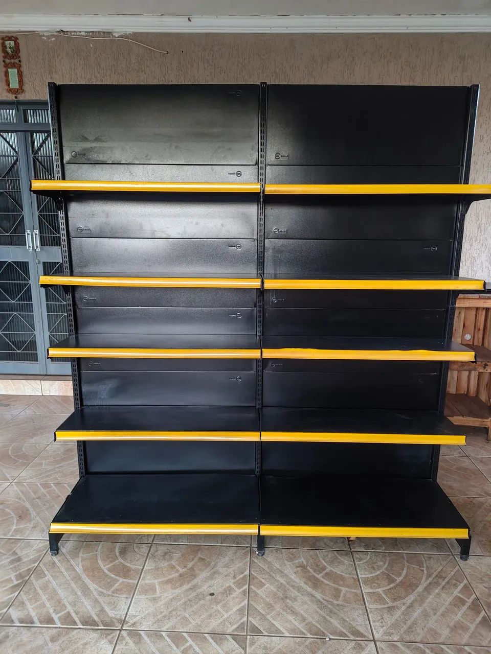   2 Gôndolas de parede para Comércio