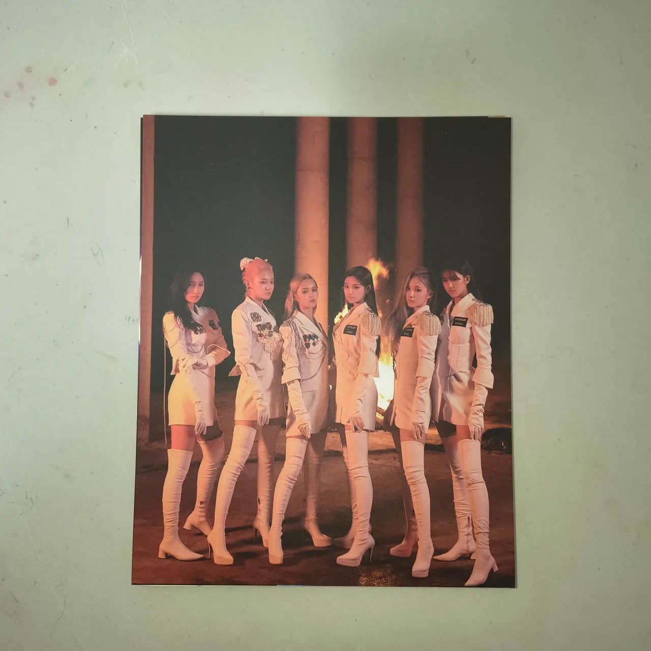 Álbum de Kpop do EVERGLOW - 