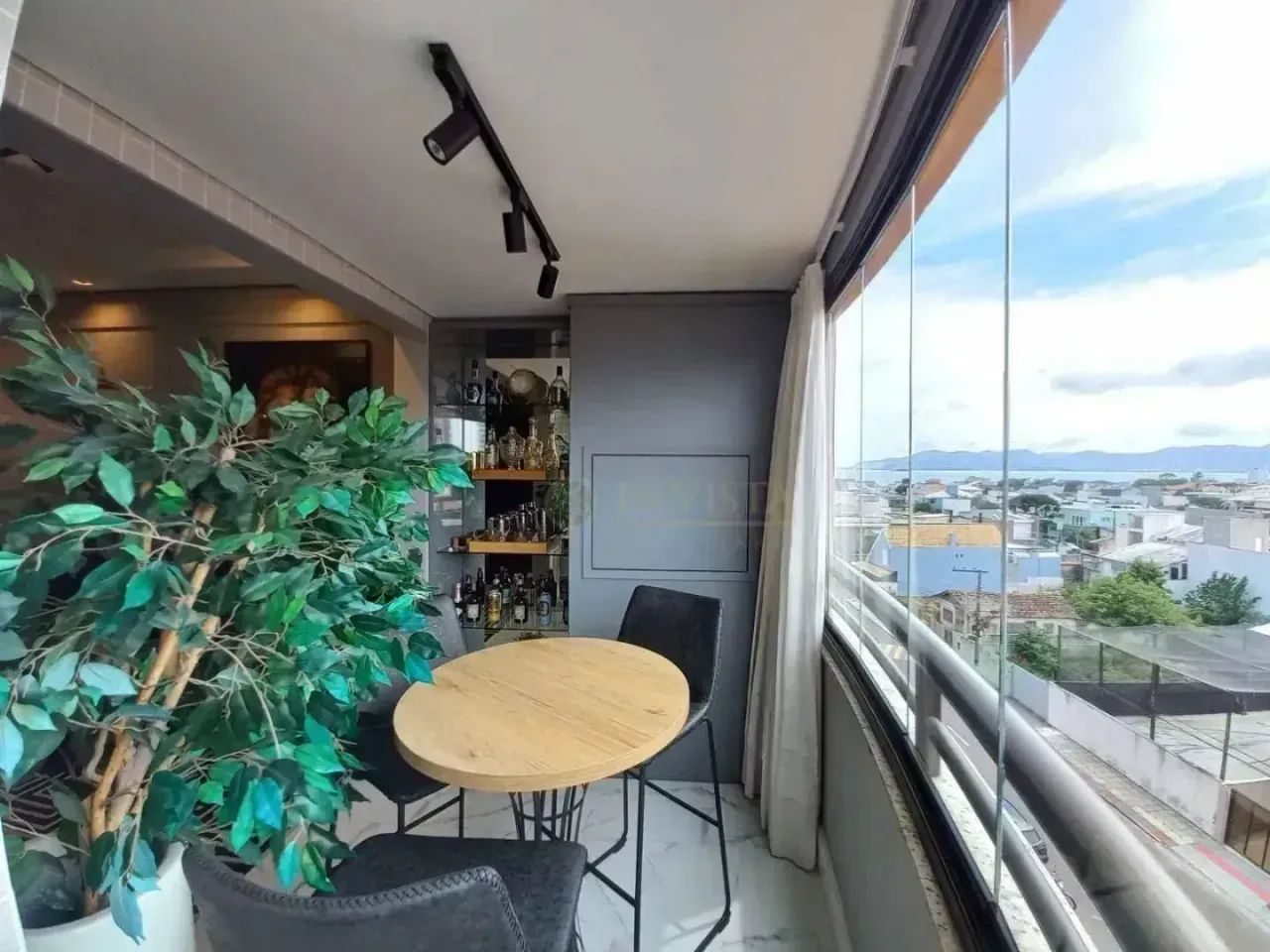 Apartamento Mobiliado com 3 quartos para Alugar em Florianópolis/SC!