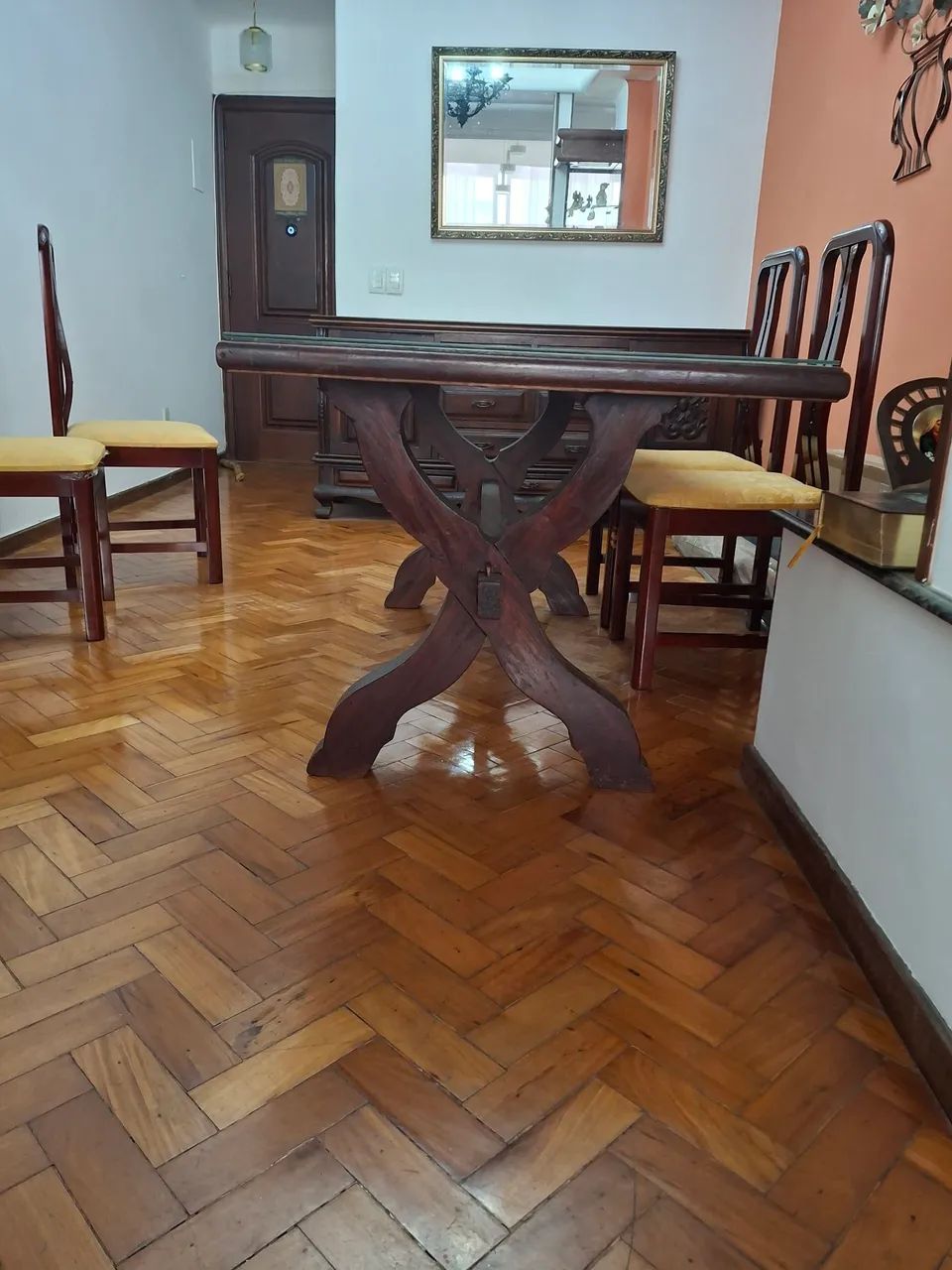 Mesa de jantar retangular em madeira maciça 