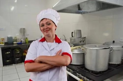 CONTRATA-SE COZINHEIRA