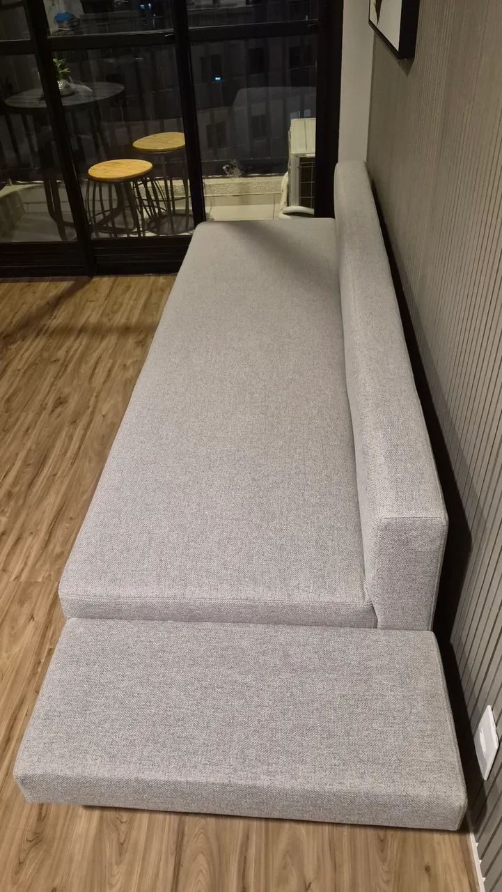 VENDO SOFÁ 2,60 m - Minimalista Cinza Claro - Foto 4