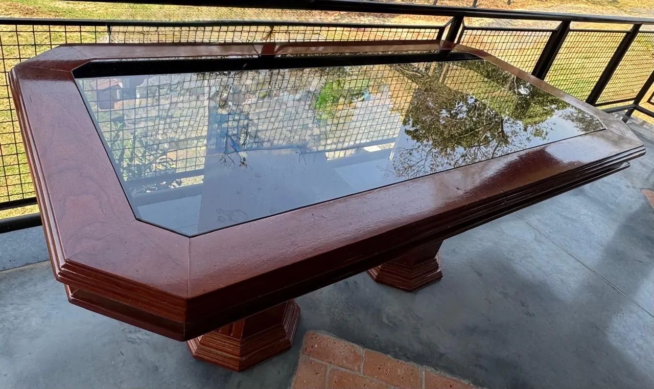 Mesa de madeira com vidro - 8 lugares - Foto 3