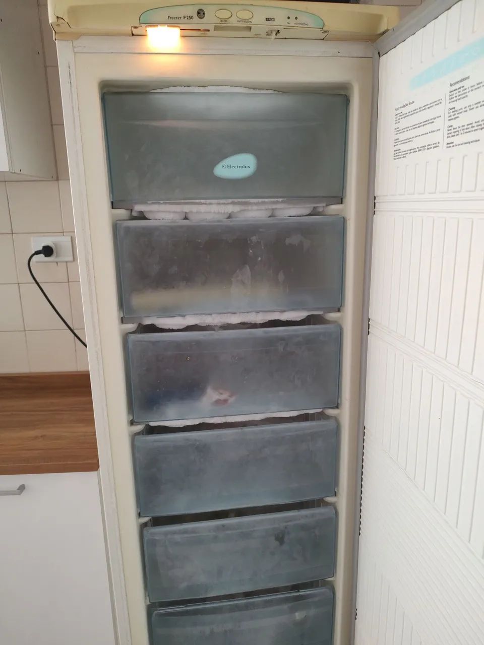 Freezer vertical Eletrolux F250 - Foto 2