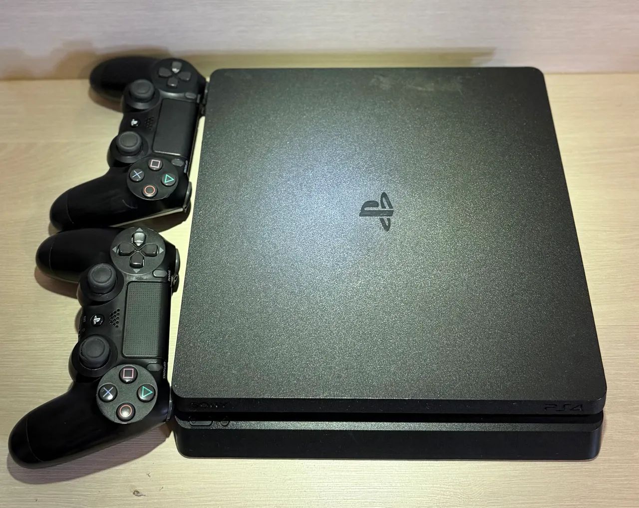 PS4 1TB - 2 Controles