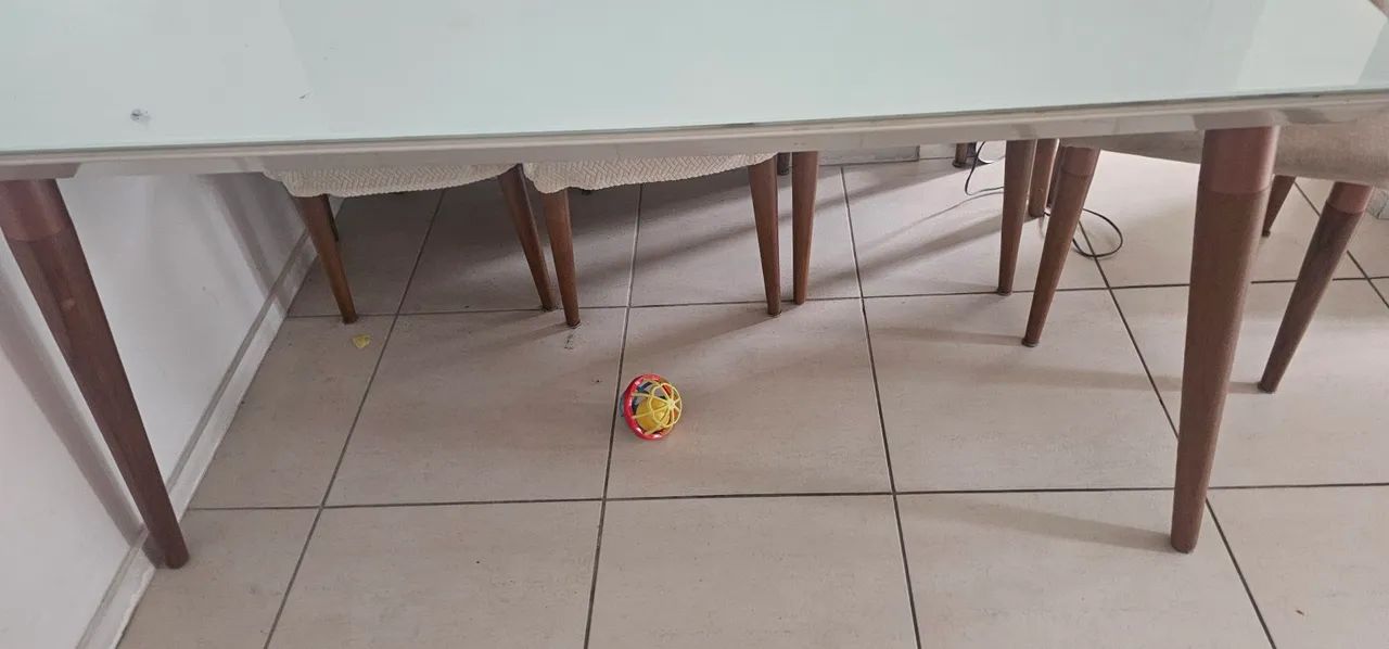 Mesa de tampa de vidro com 6 cadeiras - Foto 2