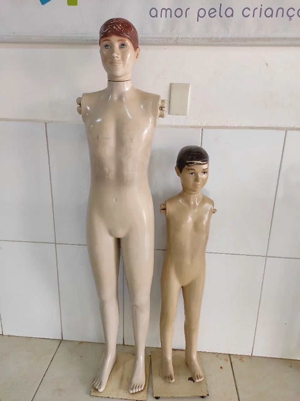 Kit com 2 Manequins Infantis de Corpo Inteiro para Loja e Vitrine
