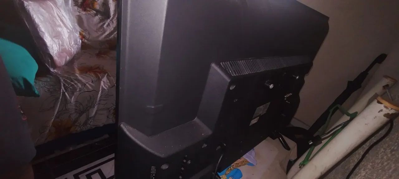 Vendo TV 40 polegadas smart Philips preta no valor 700 - Foto 2