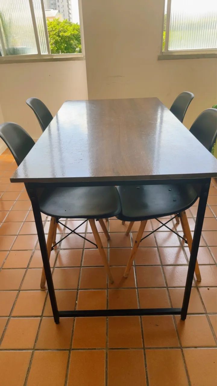 Mesa com quatro cadeiras