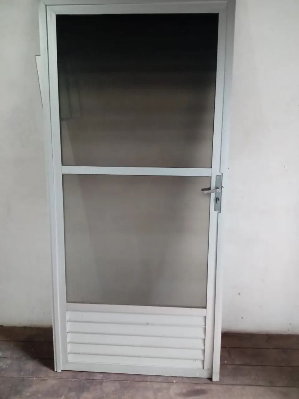 Porta de alumínio com grade