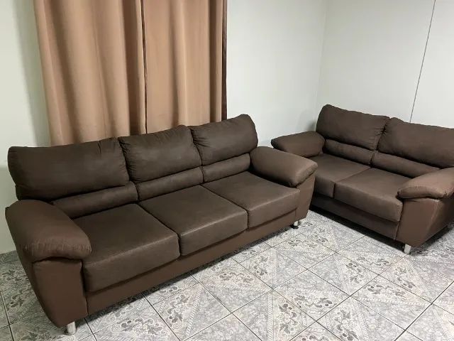 2 Sofás sendo, um com 3 lugares e outro com 2 lugares