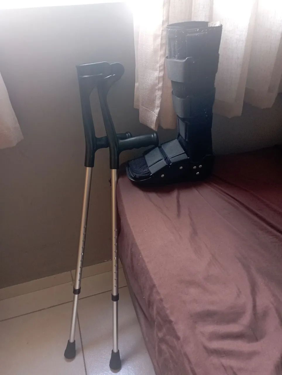 Bota ortopédica lado esquerdo número até o 40 e par de moletas 