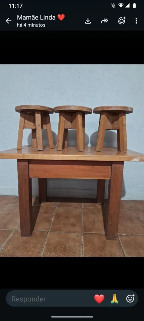 Mesa de madeira pequena com 3 bancos 